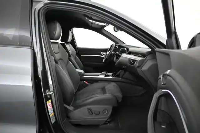 Harmaa Maastoauto, Audi Q8 e-tron – VAR-02191