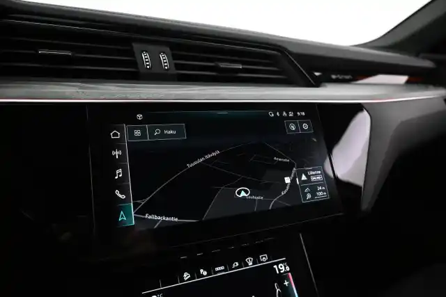 Harmaa Maastoauto, Audi Q8 e-tron – VAR-02191