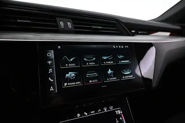 Harmaa Maastoauto, Audi Q8 e-tron – VAR-02191
