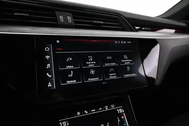 Harmaa Maastoauto, Audi Q8 e-tron – VAR-02191