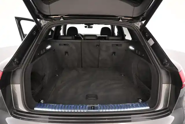 Harmaa Maastoauto, Audi Q8 e-tron – VAR-02191
