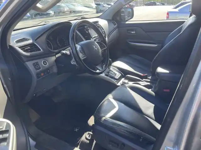 Harmaa Pakettiauto, Mitsubishi L200 – VAR-02375