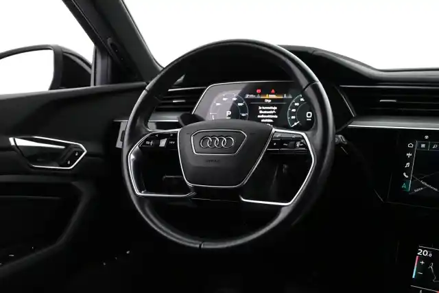 Musta Maastoauto, Audi e-tron – VAR-02409