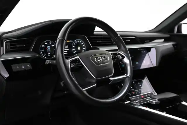 Musta Maastoauto, Audi e-tron – VAR-02409