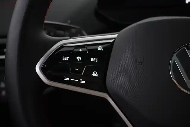 punainen Maastoauto, Volkswagen ID.4 – VAR-02418