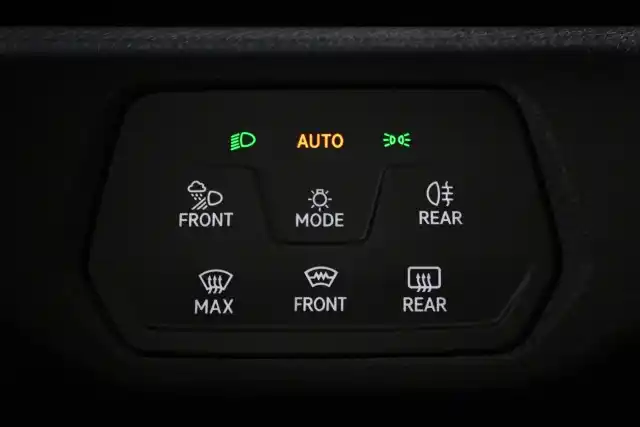 punainen Maastoauto, Volkswagen ID.4 – VAR-02418