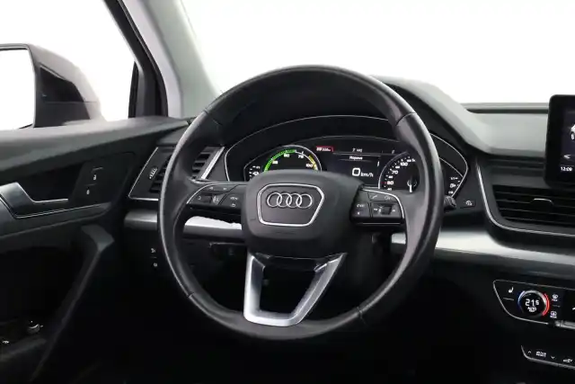 Musta Maastoauto, Audi Q5 – VAR-02514