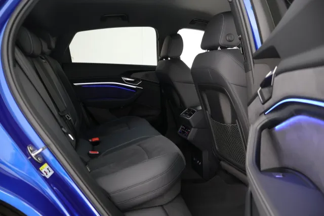 Sininen Coupe, Audi Q8 e-tron – VAR-02536