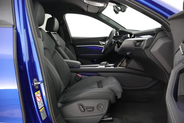 Sininen Coupe, Audi Q8 e-tron – VAR-02536