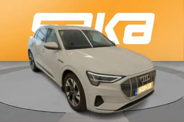 Valkoinen Maastoauto, Audi e-tron – VAR-02637