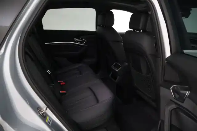 Harmaa Maastoauto, Audi e-tron – VAR-02713