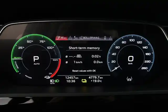 Harmaa Maastoauto, Audi e-tron – VAR-02713
