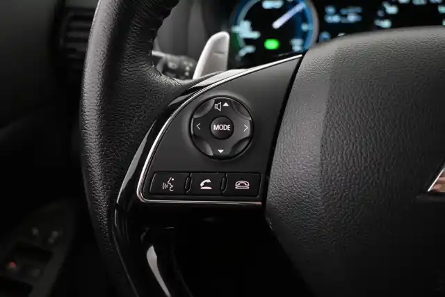 valkoinen Maastoauto, Mitsubishi Eclipse Cross – VAR-027447