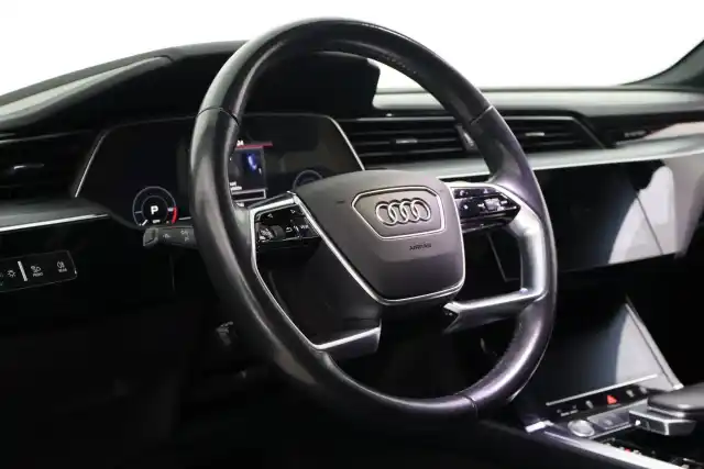 Harmaa Maastoauto, Audi e-tron – VAR-02851