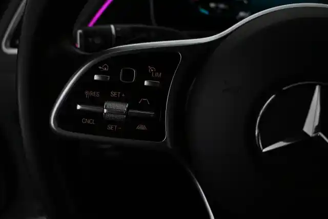 Harmaa Maastoauto, Mercedes-Benz EQC – VAR-02880