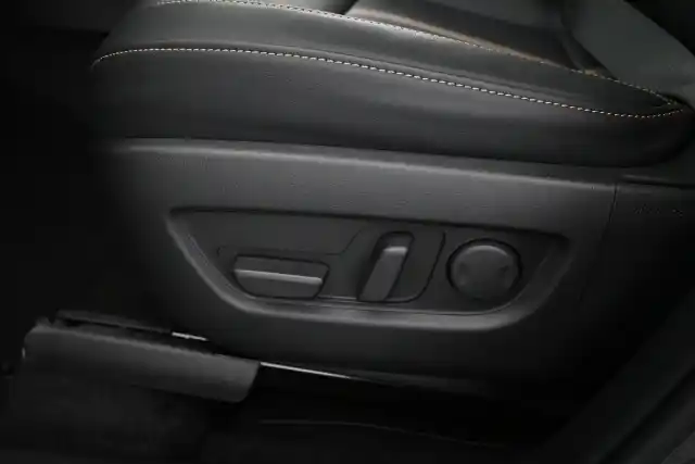 Harmaa Maastoauto, Mazda CX-80 – VAR-02946
