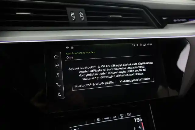 Valkoinen Maastoauto, Audi e-tron – VAR-03056