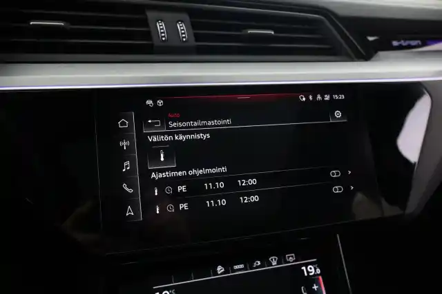 Valkoinen Maastoauto, Audi e-tron – VAR-03056