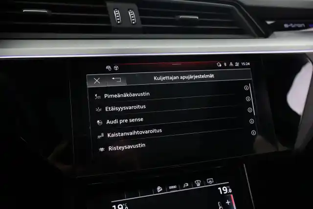 Valkoinen Maastoauto, Audi e-tron – VAR-03056