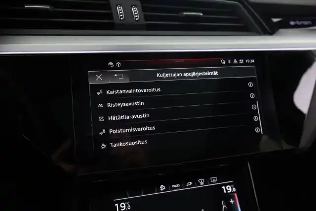 Valkoinen Maastoauto, Audi e-tron – VAR-03056