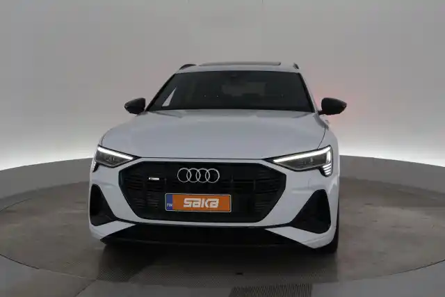 Valkoinen Maastoauto, Audi e-tron – VAR-03056