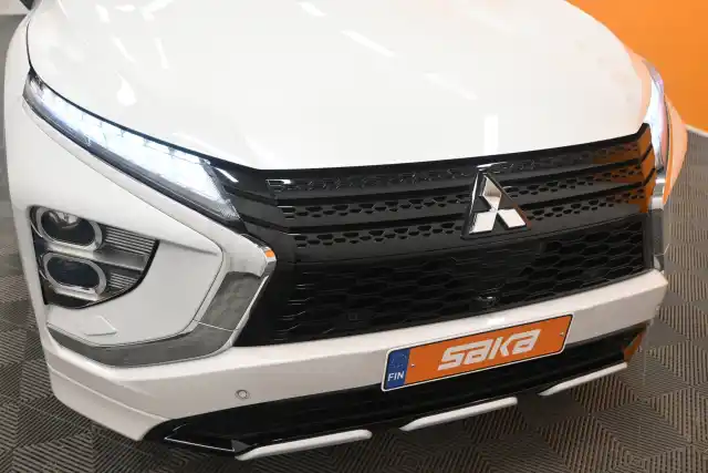 Valkoinen Maastoauto, Mitsubishi Eclipse Cross – VAR-03117