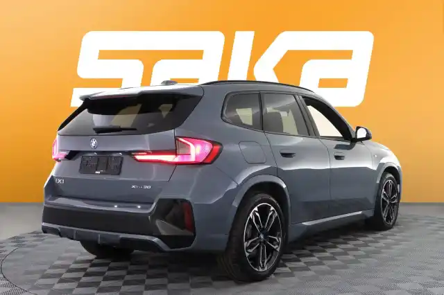 Harmaa Maastoauto, BMW iX1 – VAR-033280