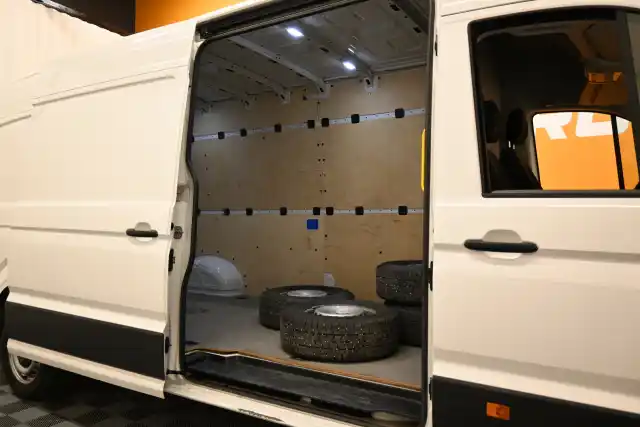 Valkoinen Pakettiauto, Volkswagen Crafter – VAR-03504