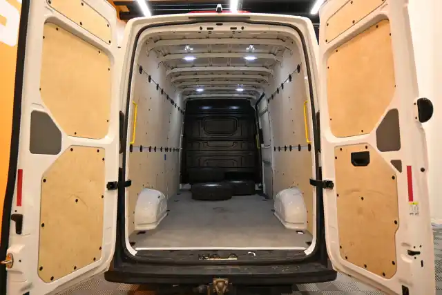 Valkoinen Pakettiauto, Volkswagen Crafter – VAR-03504