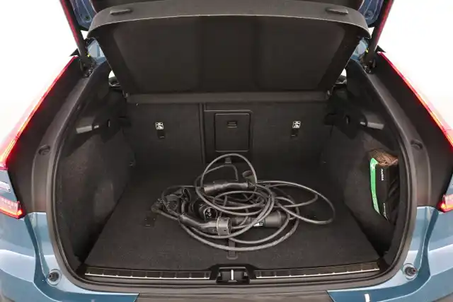 Sininen Maastoauto, Volvo C40 – VAR-03688