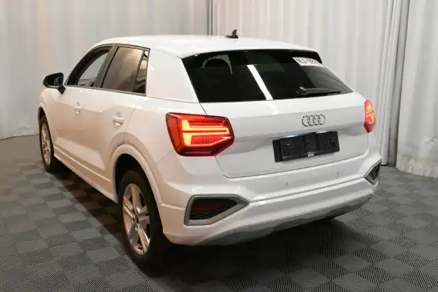 Valkoinen Maastoauto, Audi Q2 – VAR-04008