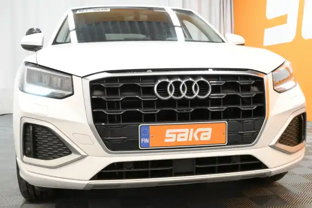 Valkoinen Maastoauto, Audi Q2 – VAR-04008