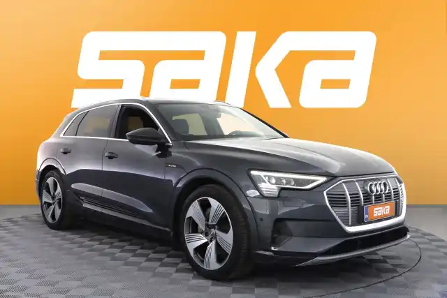 Harmaa Maastoauto, Audi e-tron – VAR-04174