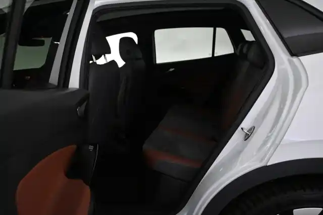 Valkoinen Maastoauto, Volkswagen ID.4 – VAR-04235