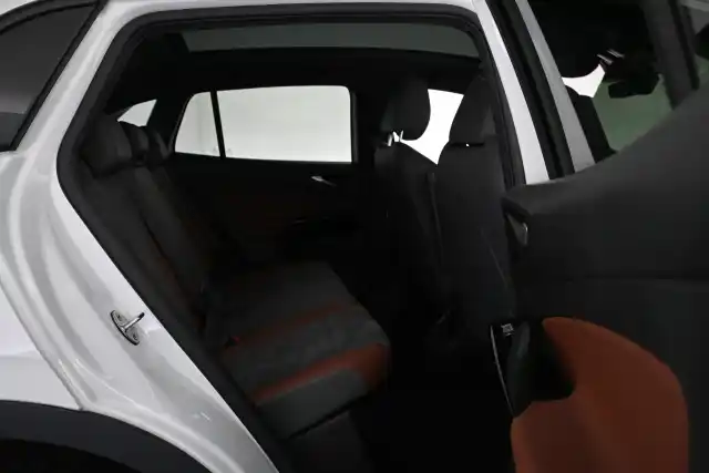 Valkoinen Maastoauto, Volkswagen ID.4 – VAR-04235