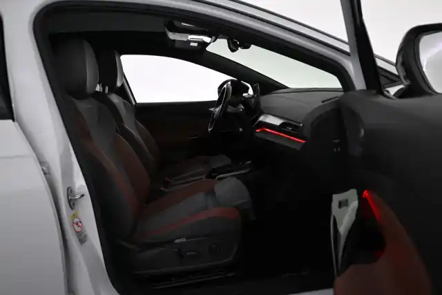 Valkoinen Maastoauto, Volkswagen ID.4 – VAR-04235