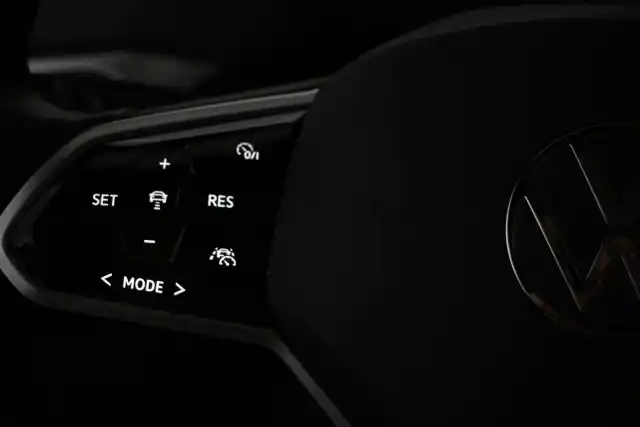 Valkoinen Maastoauto, Volkswagen ID.4 – VAR-04235