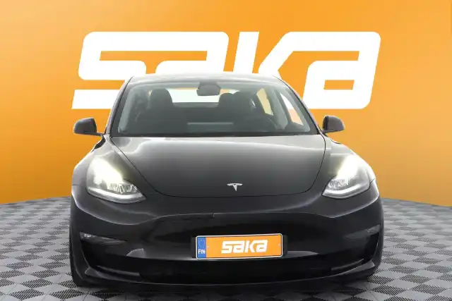 Valkoinen Sedan, Tesla Model 3 – VAR-04650