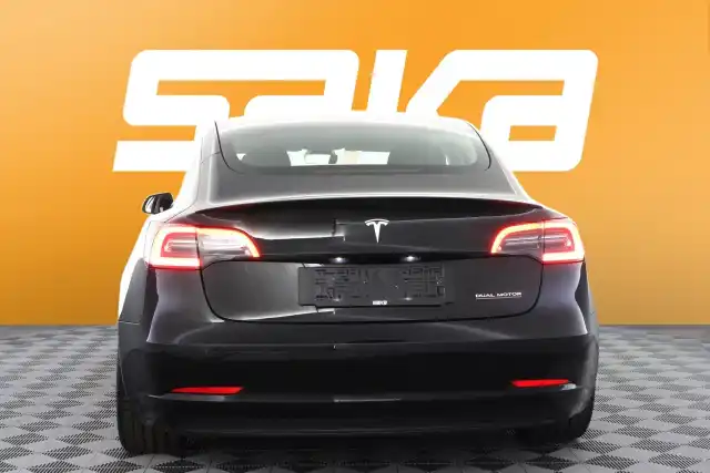 Valkoinen Sedan, Tesla Model 3 – VAR-04650