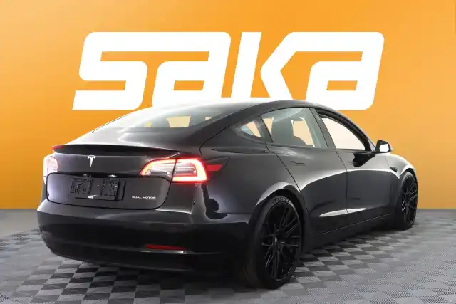 Valkoinen Sedan, Tesla Model 3 – VAR-04650
