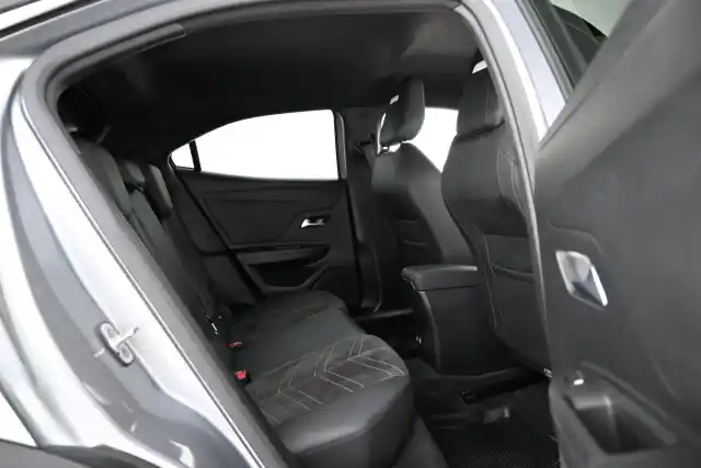 Valkoinen Sedan, Tesla Model 3 – VAR-04650