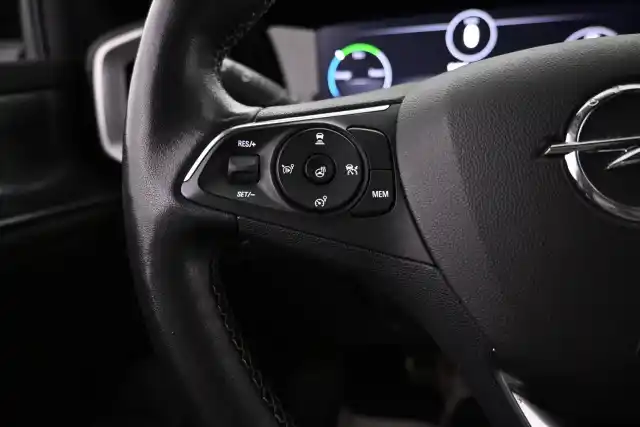 Valkoinen Sedan, Tesla Model 3 – VAR-04650