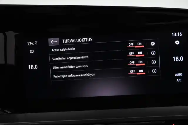 Valkoinen Sedan, Tesla Model 3 – VAR-04650