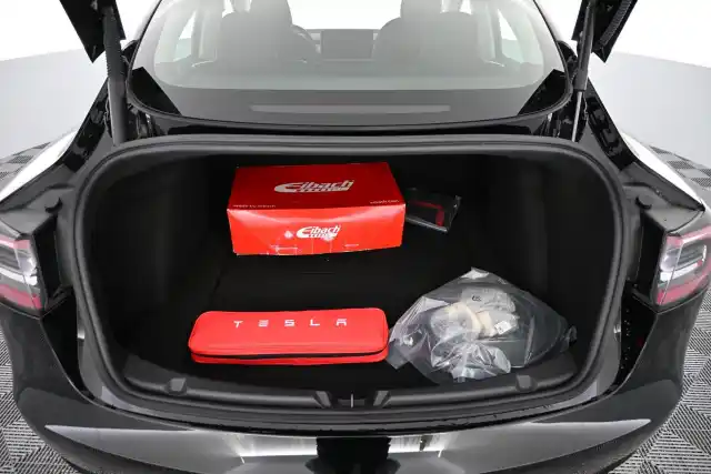 Valkoinen Sedan, Tesla Model 3 – VAR-04650