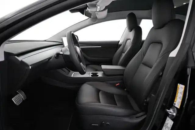 Valkoinen Sedan, Tesla Model 3 – VAR-04650