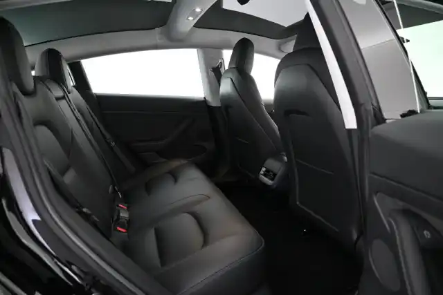 Valkoinen Sedan, Tesla Model 3 – VAR-04650