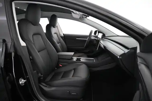 Valkoinen Sedan, Tesla Model 3 – VAR-04650