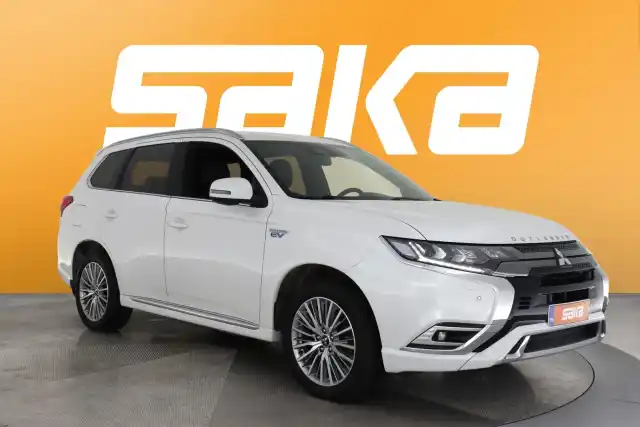 Valkoinen Maastoauto, Mitsubishi Outlander PHEV – VAR-04697