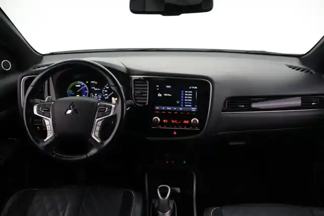 Valkoinen Maastoauto, Mitsubishi Outlander PHEV – VAR-04697