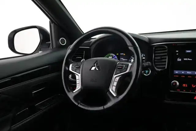 Valkoinen Maastoauto, Mitsubishi Outlander PHEV – VAR-04697